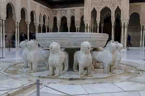 Granada 043 - La Alhambra - palacios Nazaries - Patio de los Leones.jpg